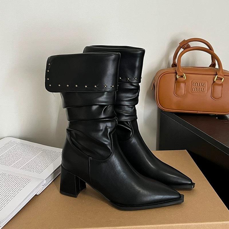 

Полон личности! Плиссированные ботфорты в этом году популярны, белые ботильоны с заклепками, острым носком и толстым каблуком, средней длины голенища. 39 чёрный