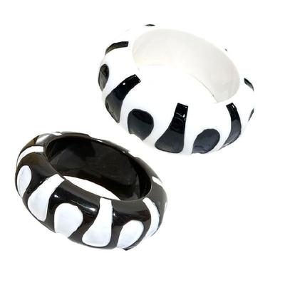 Modern Dot Designs Resin Bracelet for Women Versatile Jewelry Accessory Suitable for Casual or Formal Outfits