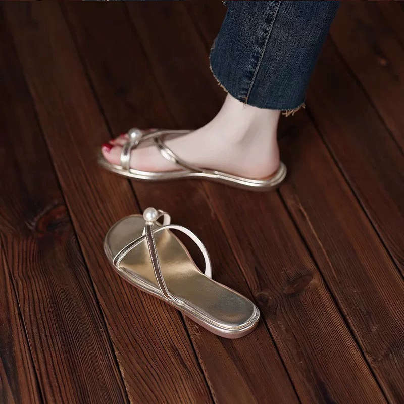 A Versatile Soft-soled Flip-flop for Women A New Style of Fashionable Flat Shoes for Outerwear