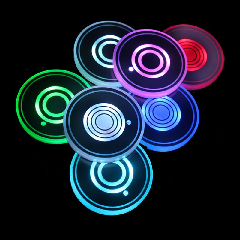 1 Stück Auto Tassenuntersetzer mit 7 Farben LED-Leuchten Getränkehalter Untersetzer Auto Leuchtender Wasseruntersetzer Universell für verschiedene Automodelle