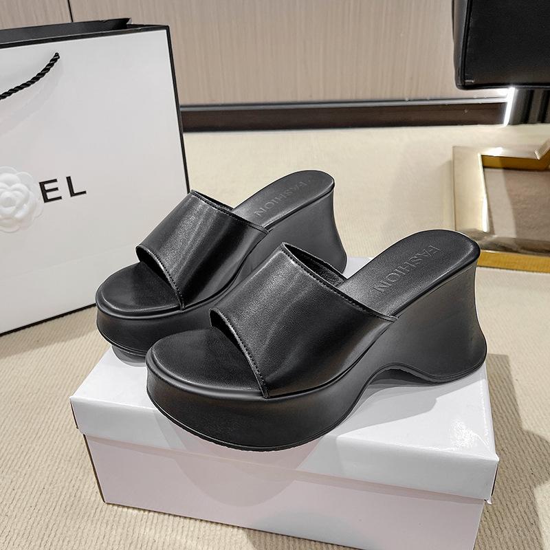 2025 summer French niche thick-soled one-word slippers new fashionable outer wear high-heeled high-heeled cool slippers