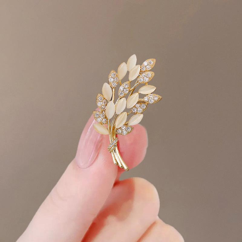 Elegante Schmetterlingsbrosche mit Perle – Damen-Modeschmuck-Anstecknadel von hoher Qualität