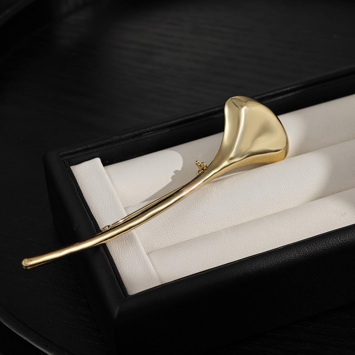 French retro minimalist design metal glossy ginkgo biloba brooch light luxury high sense irregular pin corsage
