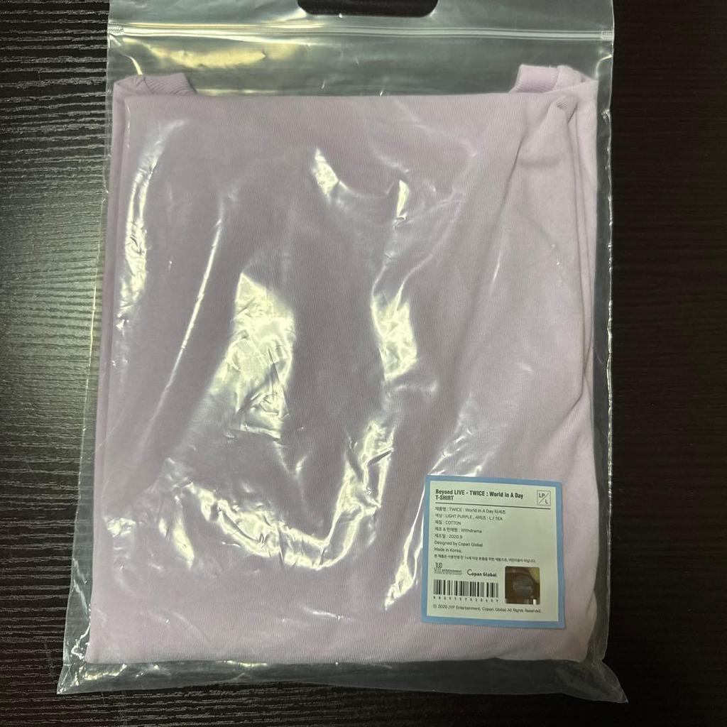 [USED] TWICE World In A Day T-shirt
