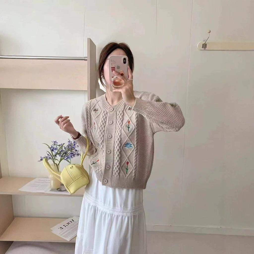 Autumn and Winter New Retro Twist Knitted Cardigan Women's Heavy Industry Flowers Fresh and Gentle Loose Age-reducing Sweater Jacket Autumn Wear