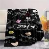 1 STKS SKZ Print Flanellen Deken, Hoge Kwaliteit Alle Seizoenen, Woondecoratie, Warmte en Comfort, Perfect voor Kerstcadeaus