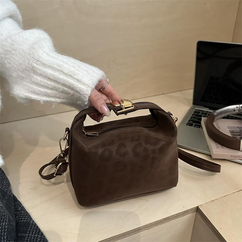 Fashionable Womens Crossbody Bucket Bag Made Of Pu For Casual Outings