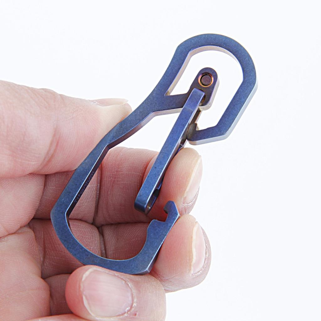 Titanový multifunkční klíčenkový háček EDC nástroj ložisko 50kg klíčenka pro turistiku kempování outdoor (Modrý)