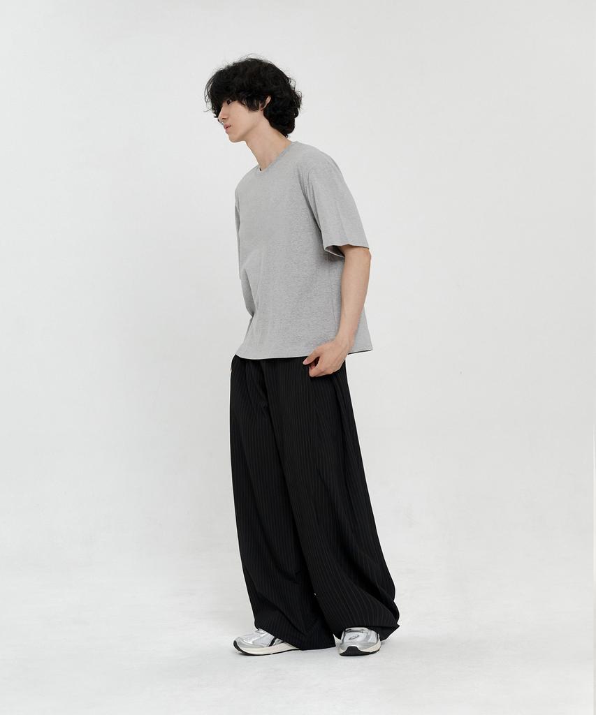 SIGNATURE Multi-Tuck Wide Slacks [Black Stripe]