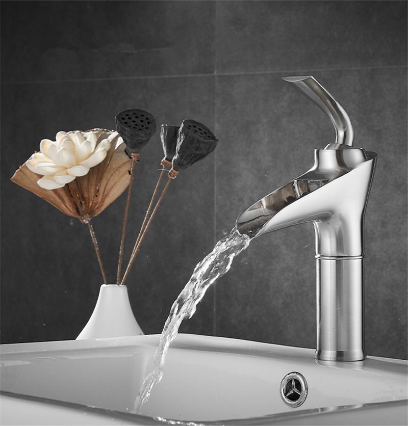 Gebürsteter Gold-Badezimmerhahn Messing-Waschbeckenhahn Spülbeckenhahn Kalt- & Heißwassermischer Spülbeckenhahn Auf der Oberfläche montiert Lavotory Wasserhahn