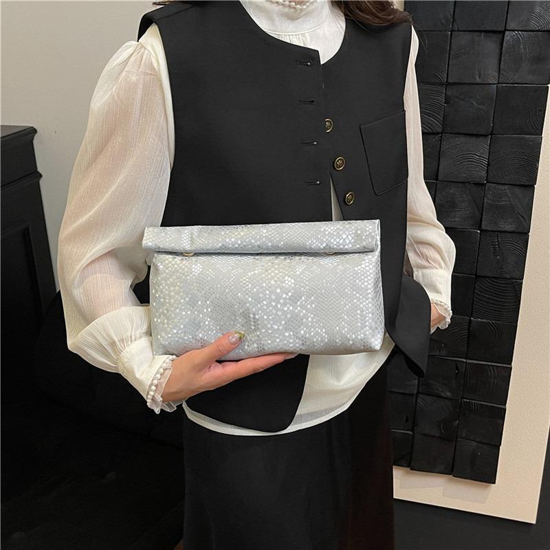 Personalized small square bag women's bag autumn new snake pattern light luxury clutch bag commuter versatile banquet bag