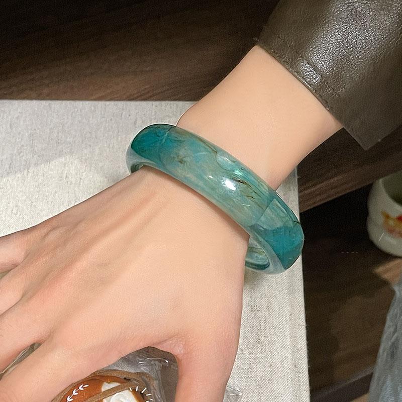 Geometric Irregular Acrylic Ring Bracelet with a High-end and Vintage Style for Women Designed As a Bracelet Accessory