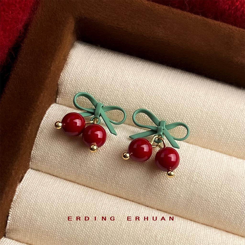 Серьги-пусеты ручной работы «Вишня» - Праздничные и элегантные рождественские колокольчики