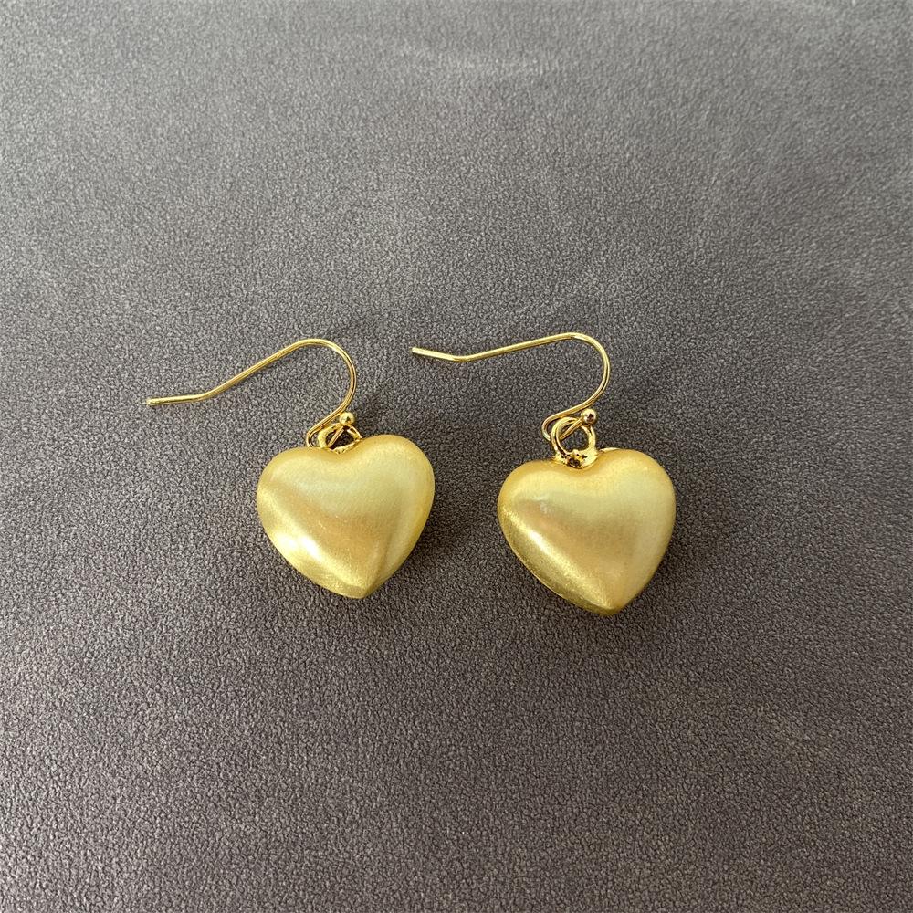 

Минималистичные матовые серьги-пусеты в виде сердца с брашированной поверхностью - в японском и корейском стиле для женщин