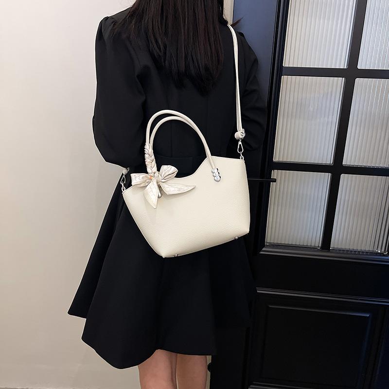 

Модная женская сумка-тоут в ручном стиле, корейская версия повседневной универсальной сумки через плечо большой вместимости 2024 года, сумка подмышкой премиум-класса белый