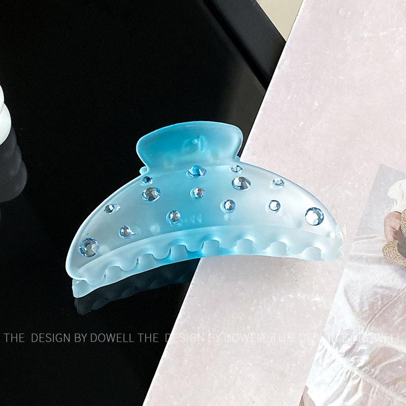 Beautifully Plastic Crafted Hair Claw Clips With Elegant Shapes And Vibrant Colors For Every Hairstyle Needs