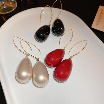 Elegante Ohrhaken-Ohrringe mit tropfenförmigen Imitationsperlen: Französisch inspirierte Mode für vielseitige, anspruchsvolle Frauen.