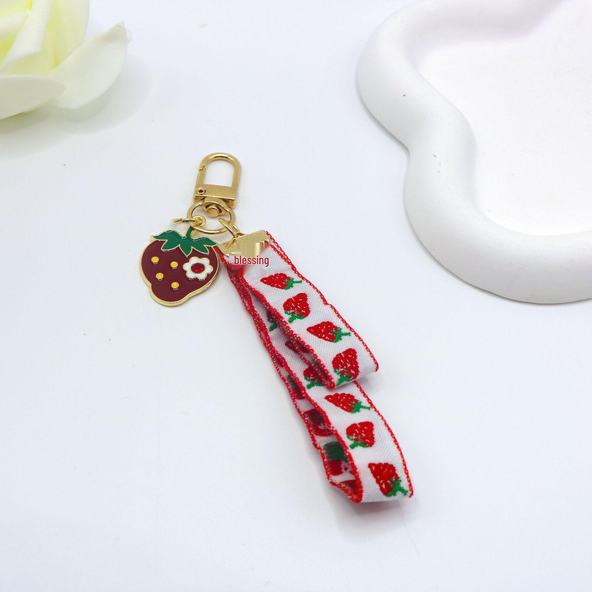 Подвеска «Клубничная жемчужная бабочка» с вышитой лентой