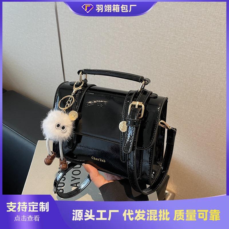 Versatile niche bag women's new spring and summer fashion shoulder messenger bag work small bag