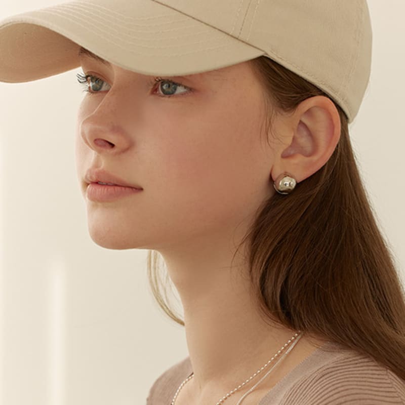 

Lewe Large point ball earring Gold Plated