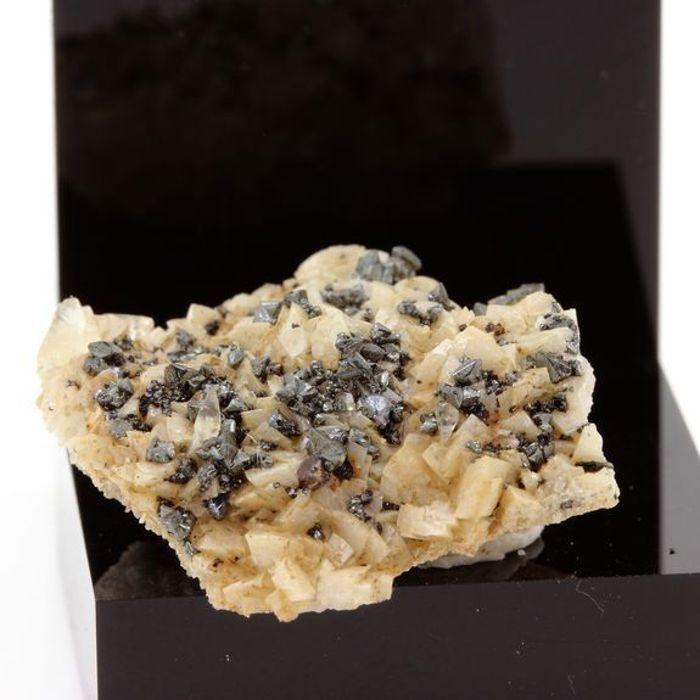 Tetrahedrite sur dolomite 44.09 carats