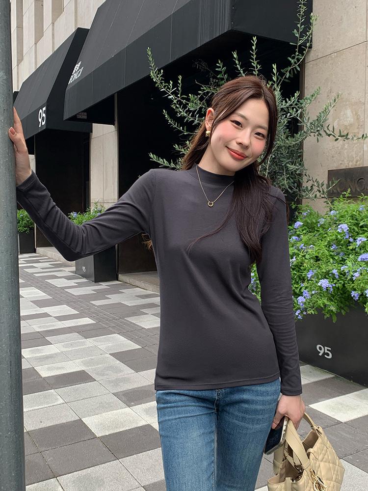 Women’s Slim Fit Brushed Fleece Lined Stand Collar T-Shirt with Long Sleeves for Spring, Autumn, and Winter.