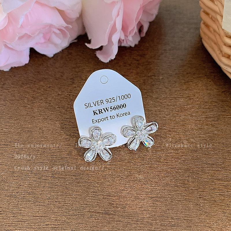 High-end Korean super fairy zircon flower stud earrings female Korean niche high-end earrings versatile electroplating temperament earrings
