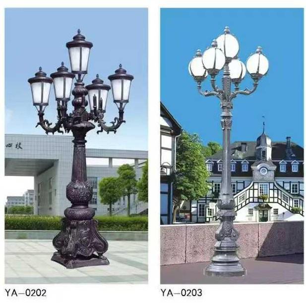 European-Style Double-Head Outdoor Courtyard Light - Retro Die-Cast Aluminum Street Lamp with Three Heads