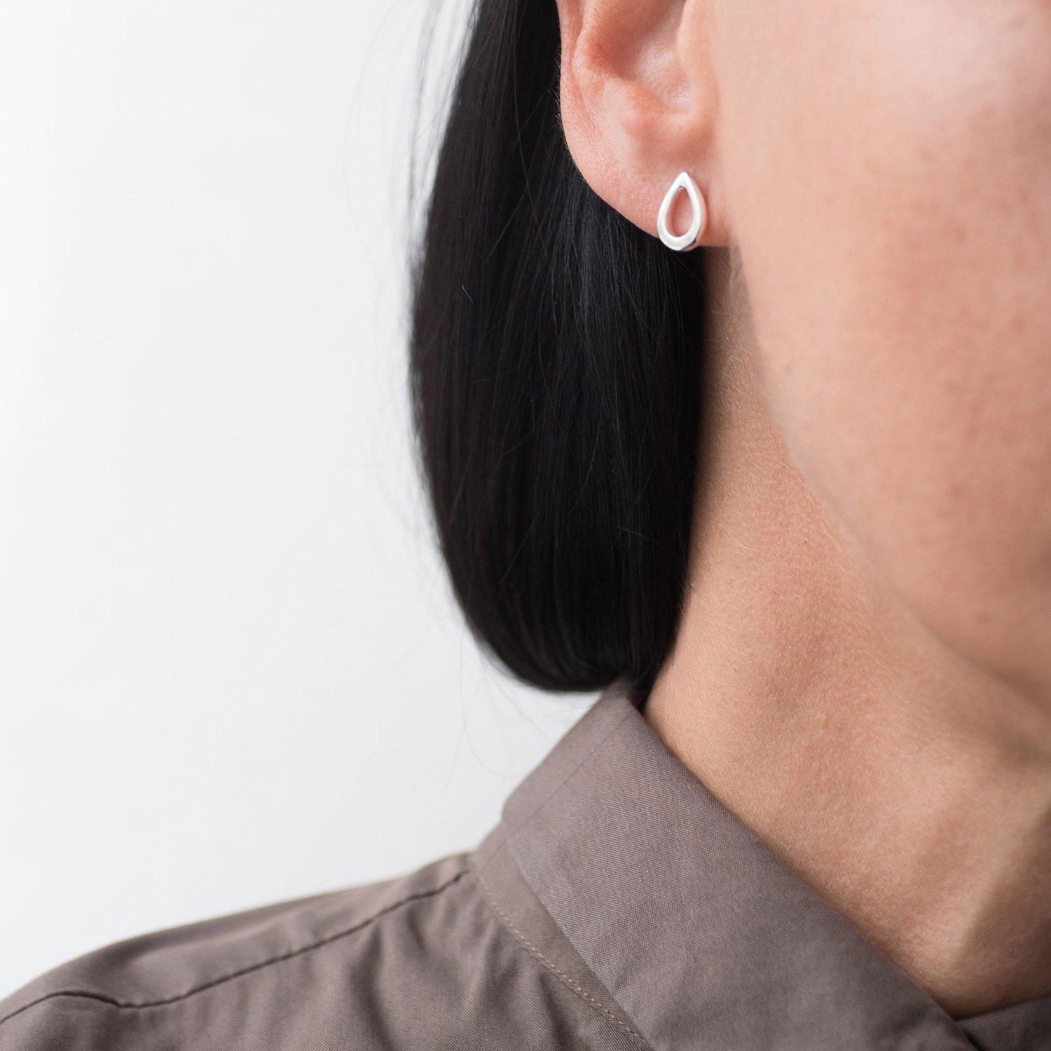 

Срібні сережки-пусети Маленькі крапельки 1.1*0.8 см Oniks срібний