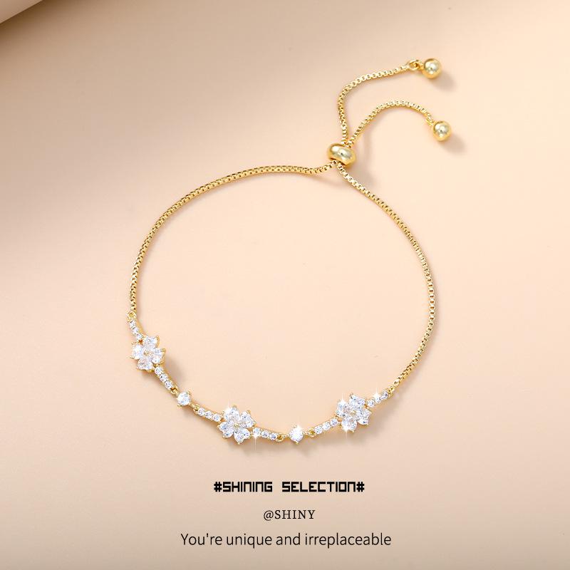 Elegant Four-Leaf Clover Zircon Bracelet for Women - Luxurious, Sparkling, High-End Design Jewelry Accessory