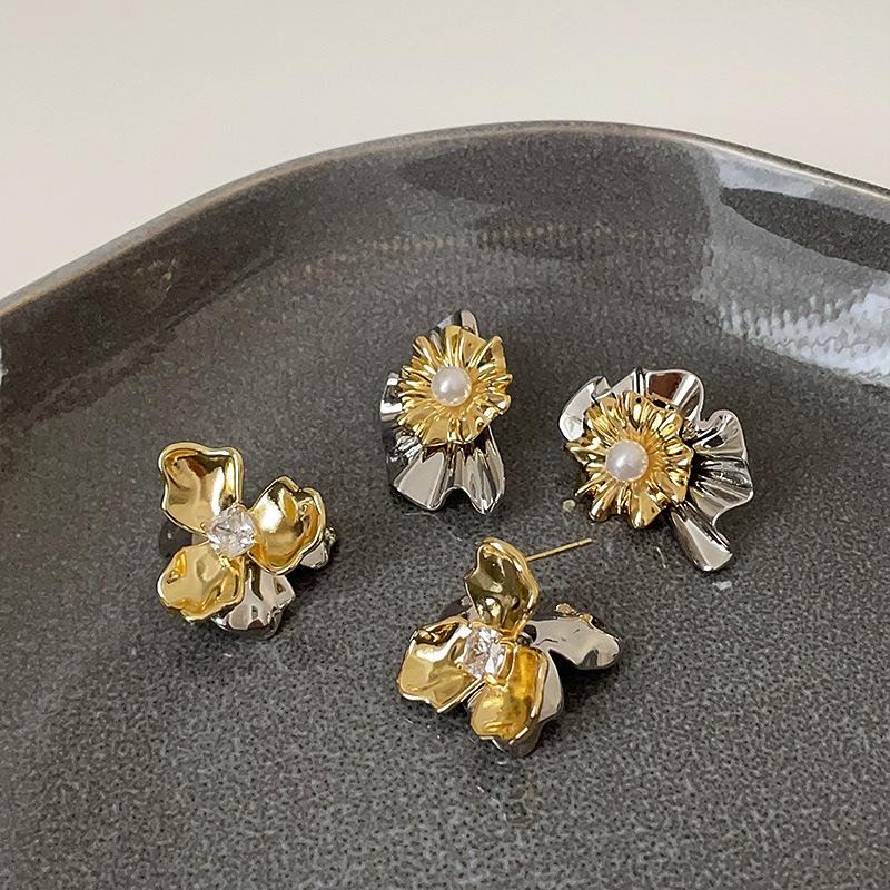 A Pair Of Gold And Silver Contrasting Flower Stud Earrings For Women, Metal Cold Wind Heavy Industry Exquisite Fashion Versatile Earrings
