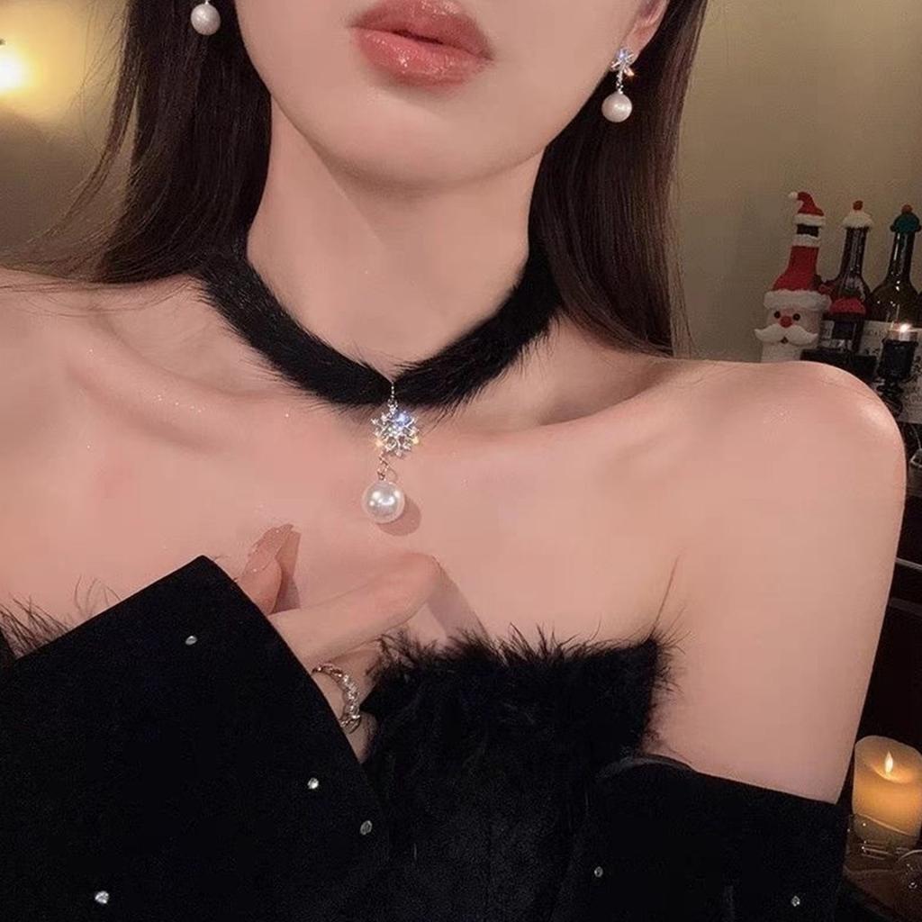 Soft Plush Necklace Warm Fashion Accessory Suitable for Youthful Women Seeking Comfort and Style in Cold Weather