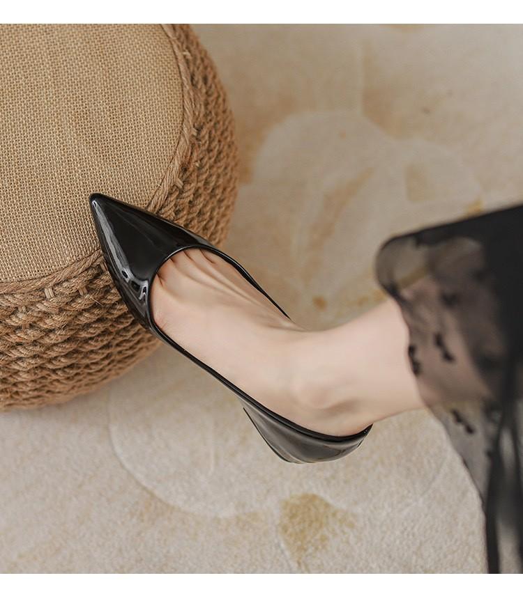 

Маленькое увеличение внутренней высоты заостренный носок неглубокий вырез женственность лакированная кожа мягкая подошва универсальная обувь 40