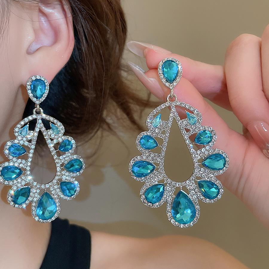 Silbernadel Strass Tränenohrringe: Luxuriöse, Modische, Hochwertige Hofstil-Stecker mit einem Individualistischen, Übertriebenen Design.