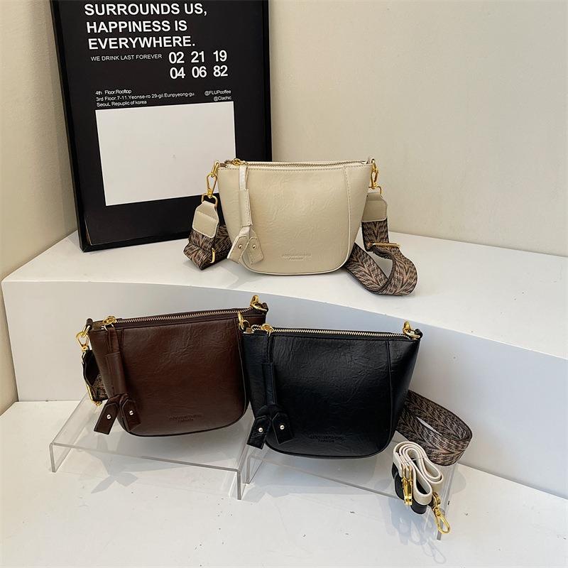 Wide shoulder strap retro bucket bag women's new versatile commuter shoulder messenger bag