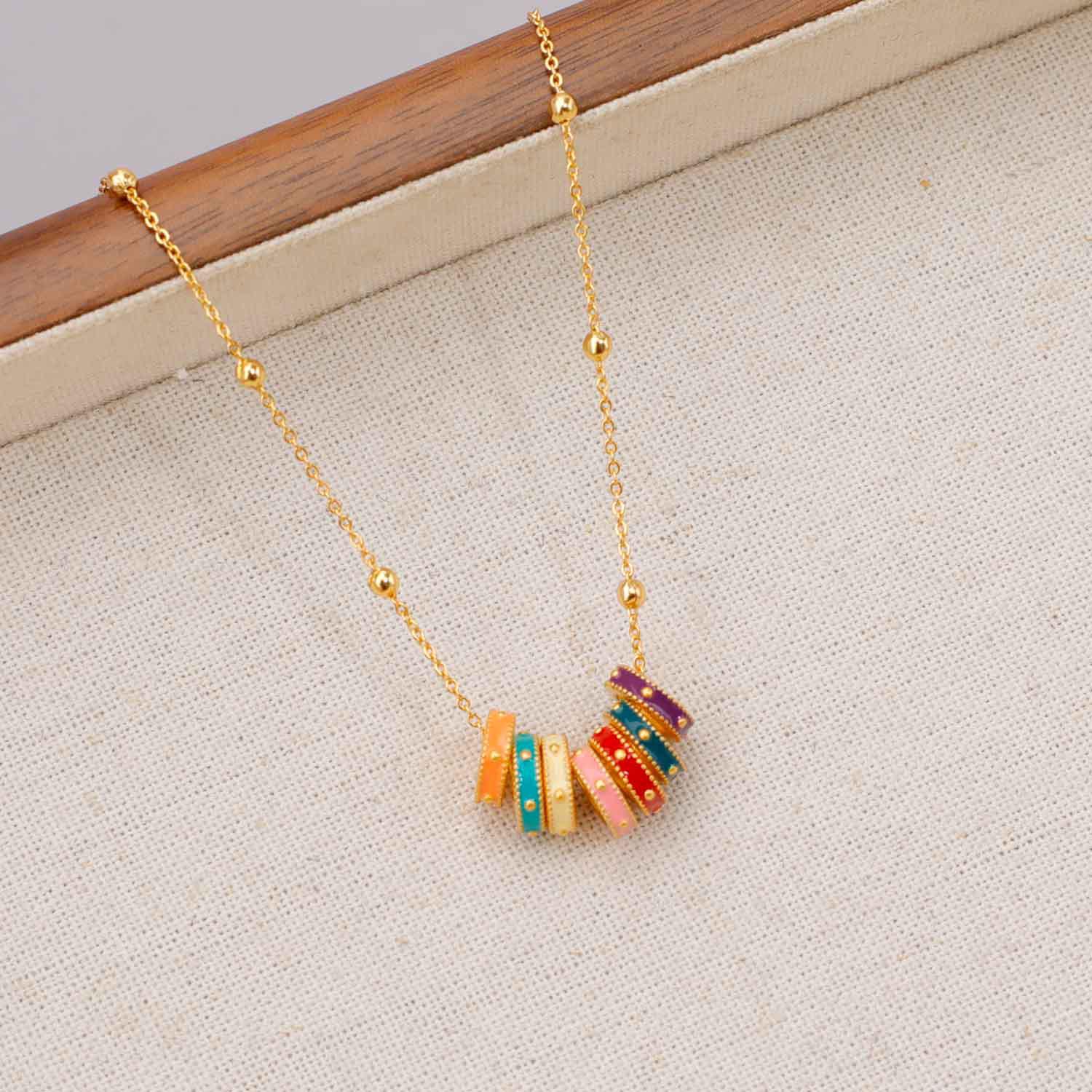 

Колье в стиле ретро с французской эмалью цвета допамина