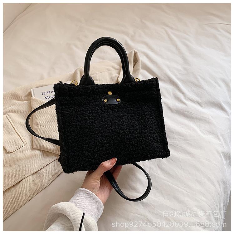 

Hand carrying plush bag women 2025 South Korea autumn and winter fashion temperament plush bag niche high-end single shoulder messenger bag