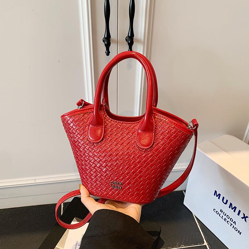 2025 New Summer Bucket Bag Women's Versatile Niche Design Shoulder Messenger Bag This Year Popular Woven Handbag