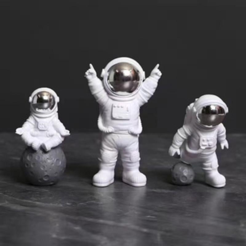 1-4PCS Astronaut Figure Toy Desktop Ornaments Resin Outer Space Birthday Cake Dolls Spaceman Model for Kids Funny Gift