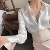 Camisa de manga larga elegante de satén de seda blanca para primavera y otoño, estilo profesional y de moda para mujer.