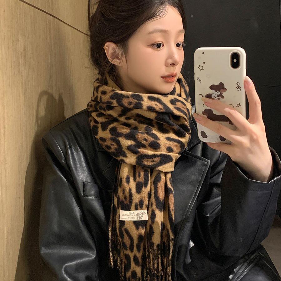 Niche Design Sweet and Cool Retro Leopard Print Tassel Scarf for Women New Millennium Hot Girl Style Autumn and Winter Thickened Shawl