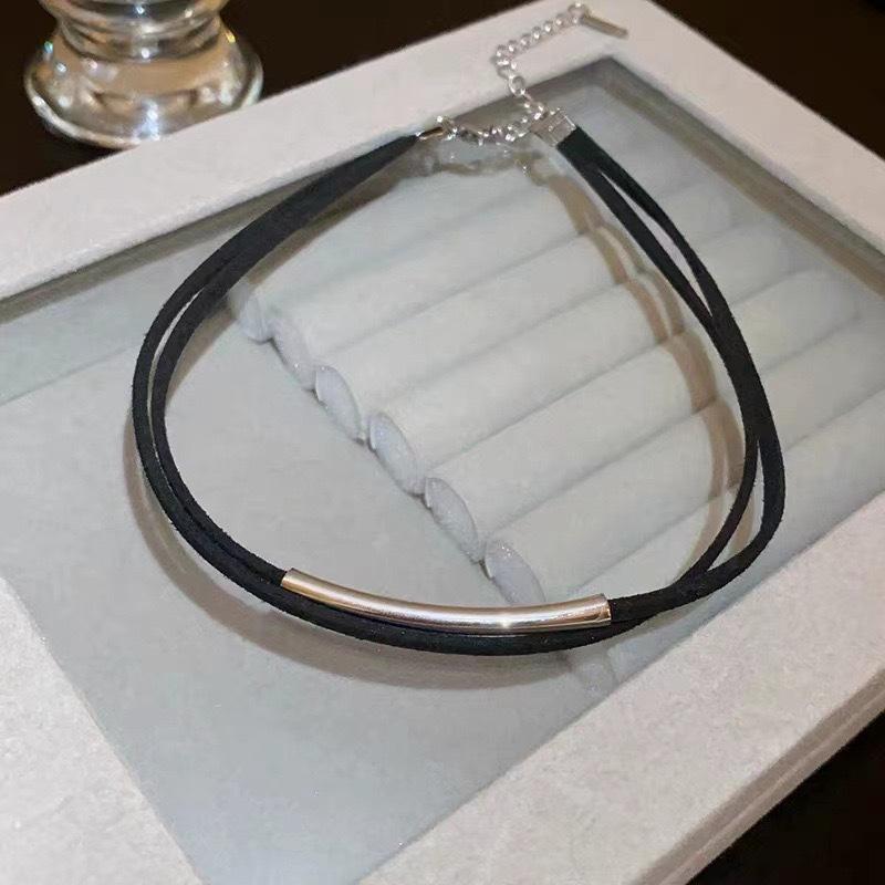 Gargantilha curva preta de camada dupla feminina com design de nicho, corrente de couro para clavícula, corrente de pescoço simples e versátil personalizada