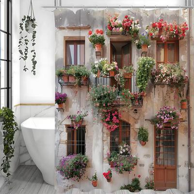 Italienische Straßenansicht Duschvorhang, Ziegelwand Rosa Blumig Vintage Holztür Topfpflanze Europäische Straße Natürlicher Garten