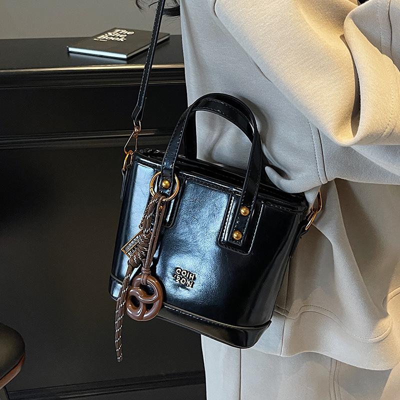 Vintage Maillard Niche Fashionable Oil Wax Leather Portable Bucket Bag, High-end Light Luxury Commuter Versatile Messenger Women's Bag