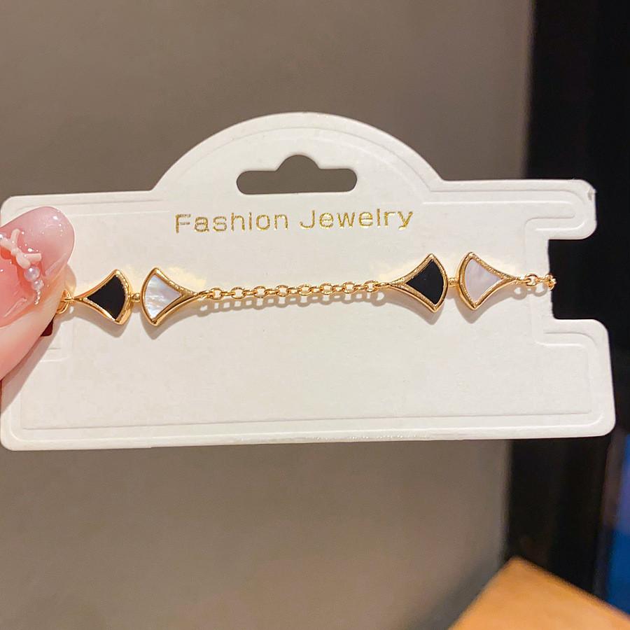 Retro Style French Inspired Shell Bangle With Electric Gold Plating For Women Accessories