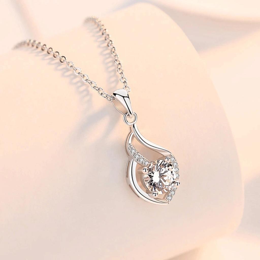 Twisted Teardrop Frame Prong Set Round Cubic Zirconia Pendant Elegant Women Clavicle Sweater Necklace