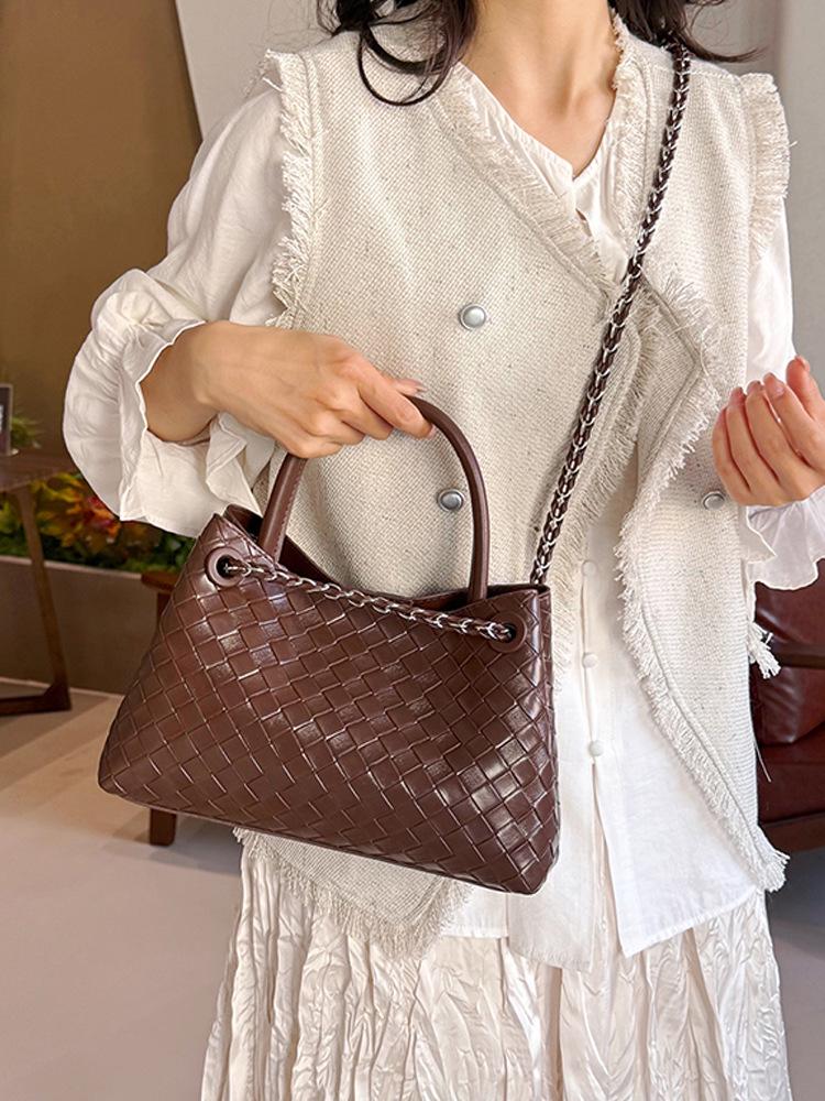 2026 Fashionable Woven Texture Bucket Handbag: High-End Chain Shoulder & Crossbody Versatile Commuter Bag