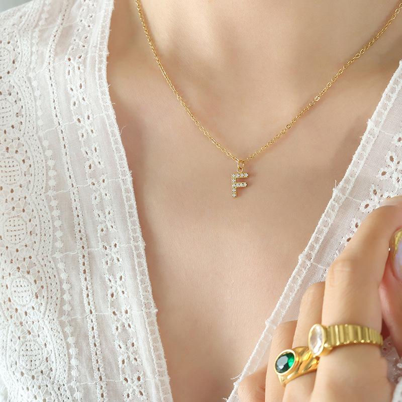 Fashion Trend Blogger με το ίδιο κολιέ με 26 γράμματα διαμαντένιο κρεμαστό κολιέ από τιτάνιο ατσάλι με επίχρυση αλυσίδα αξεσουάρ κλείδας