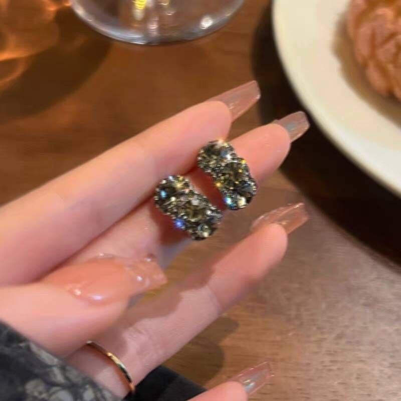 Temperament Diamond stud earrings Women s high-end niche design earrings New popular earrings Celebrity