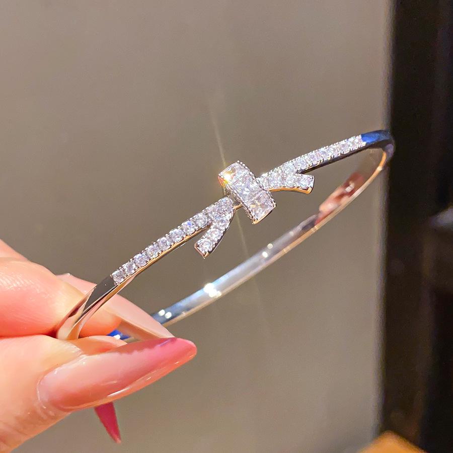Crystal Butterfly Twisted Knot Bracelet: Light Luxury Design with Zirconia, Exquisite High-End Feel for Women